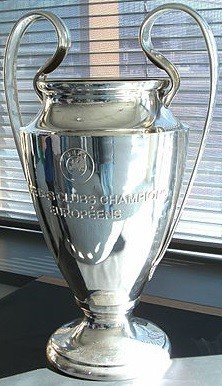 Trofeo de la Champions League tras el sorteo Champions League 2026/27 en Mónaco