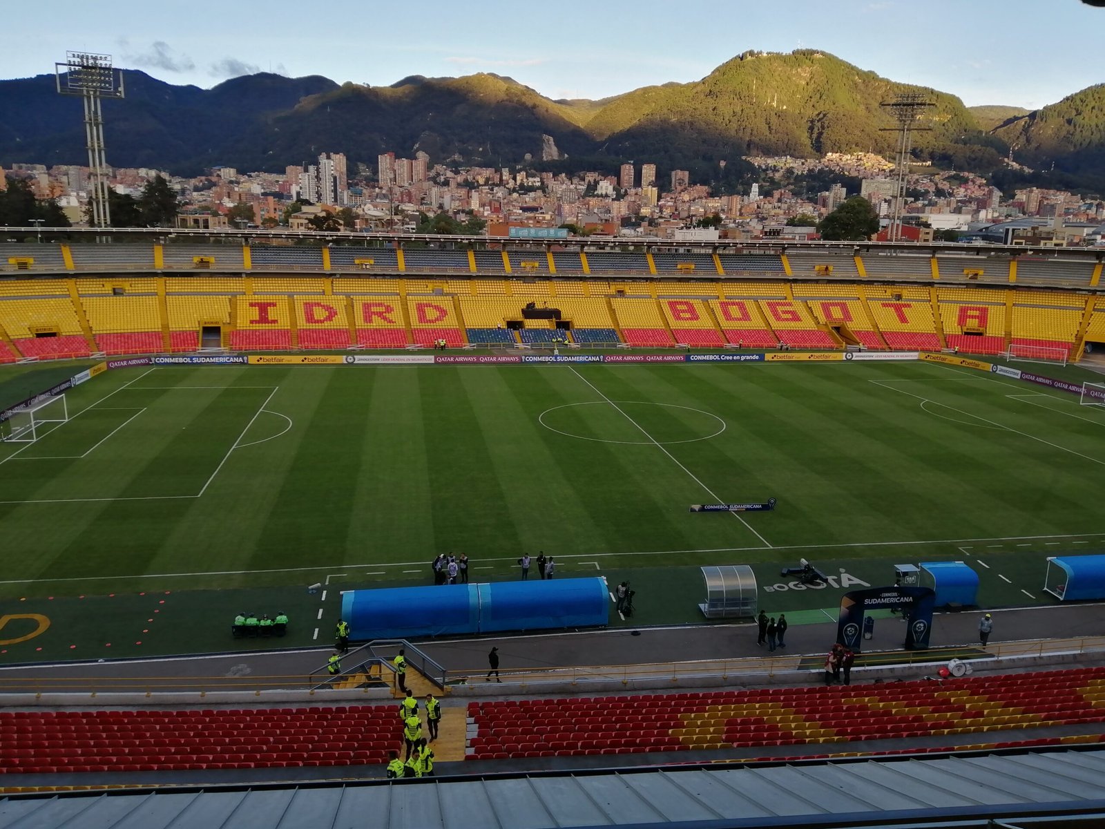 Estadio El Campín vacío en Bogotá, sede del partido de ida entre Santa Fe y Vasco da Gama