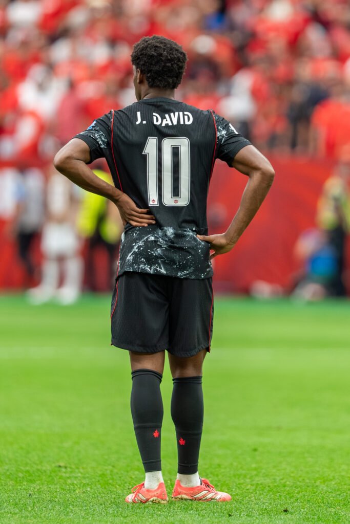 Jonathan David jugando con la selección de Canadá ante Qatar en el Mundial 2026