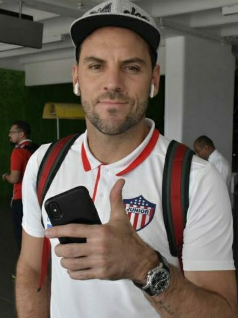 Sebastián Viera posando con la camiseta de Junior de Barranquilla