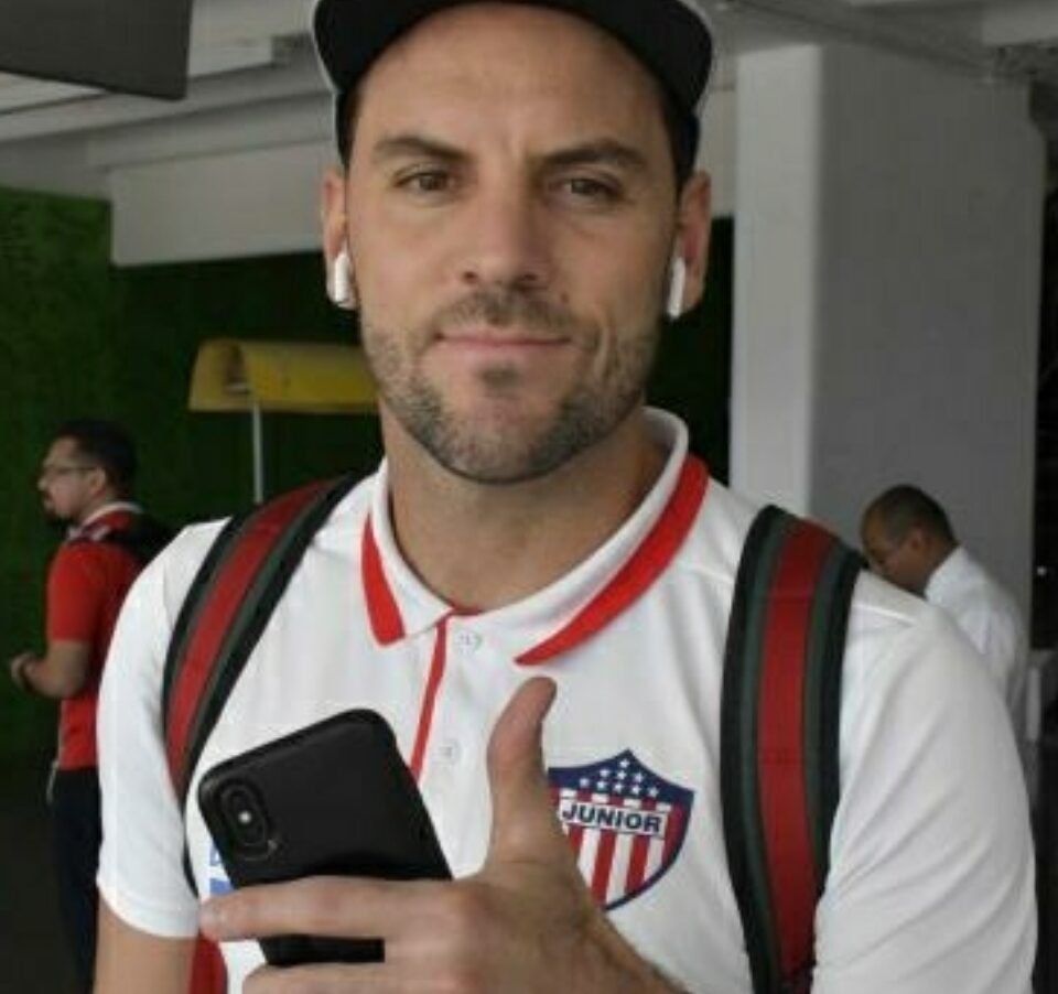Sebastián Viera posando con la camiseta de Junior de Barranquilla